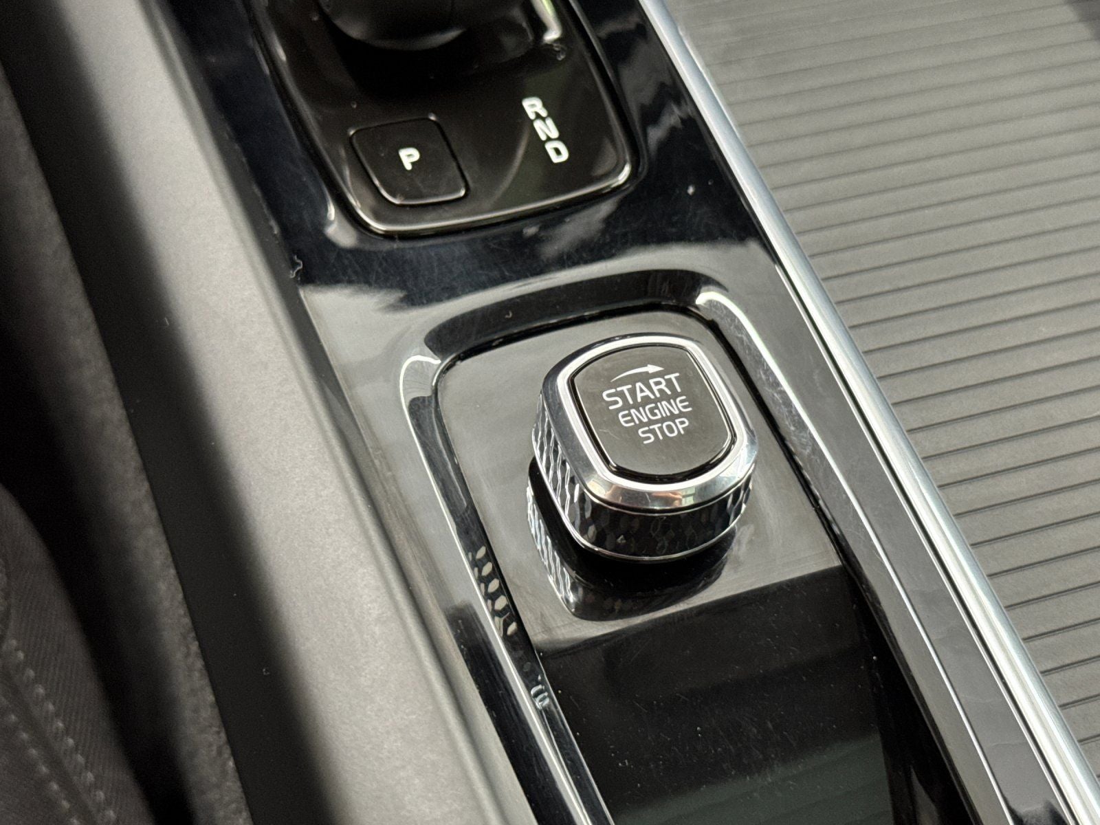 2022 Volvo XC60 Recharge Plug-In Hybrid T8 Inscription Expression