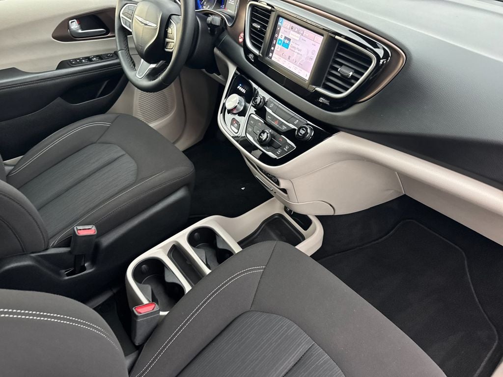 2024 Chrysler Voyager LX