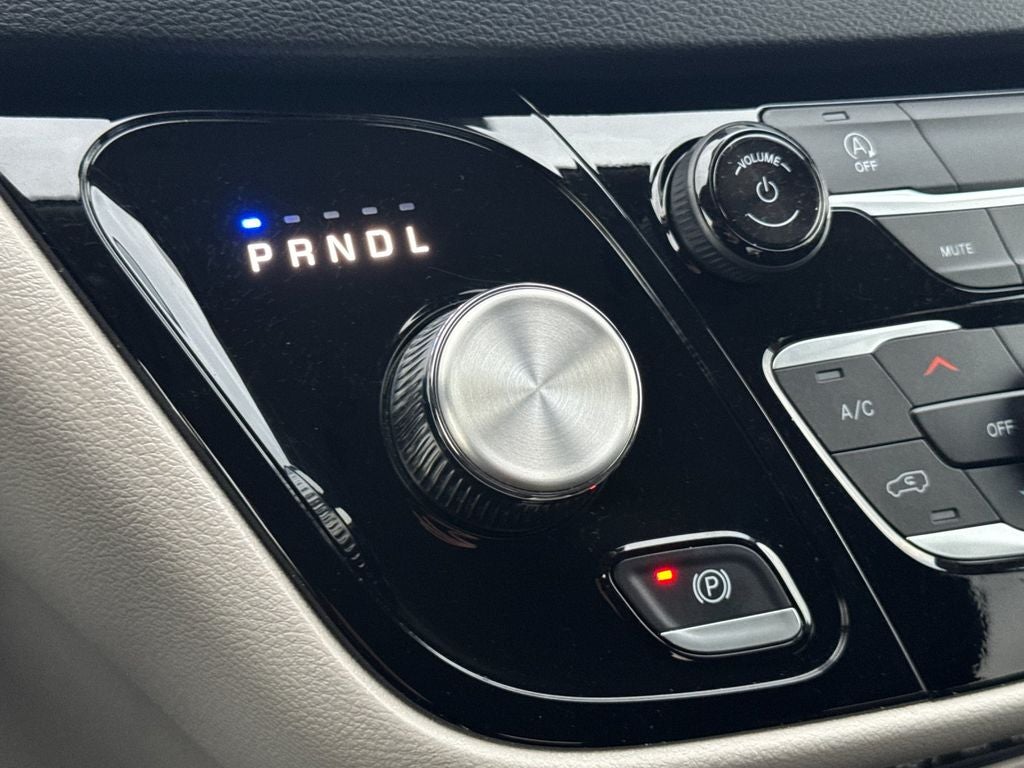 2024 Chrysler Voyager LX